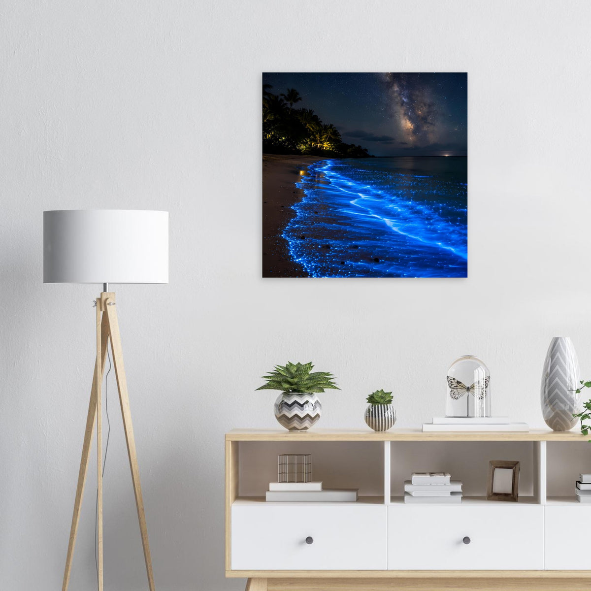 Poster: blau leuchtendes Küstenwasser bei Nacht im schwarzen Rahmen