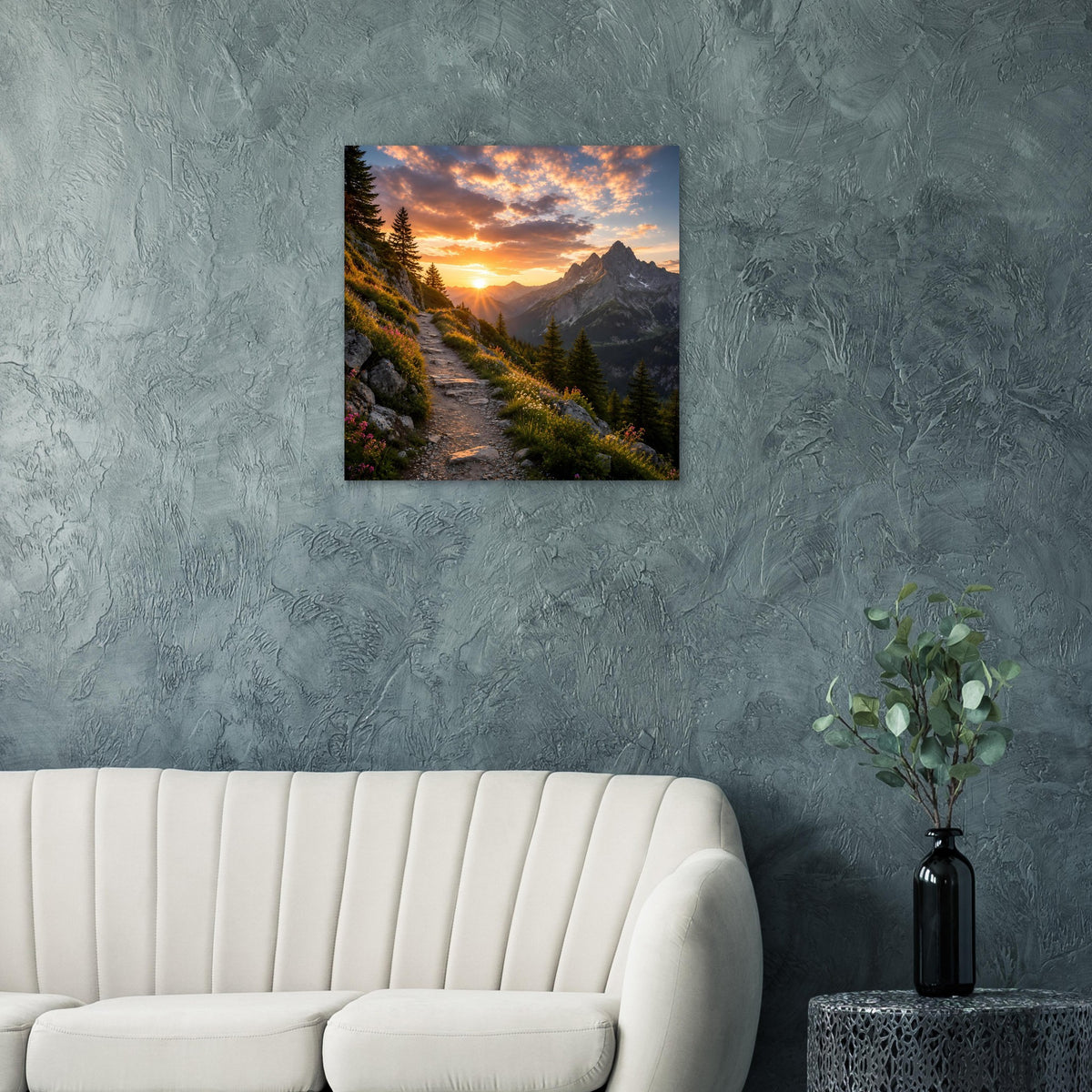 Quadratisches Poster mit Bergpfad im Abendlicht zwischen bewaldeten Hängen