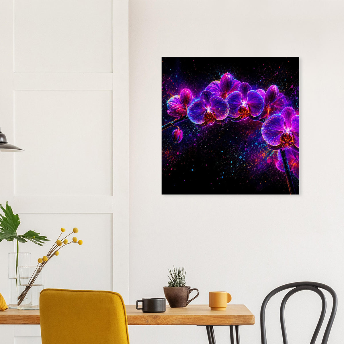 Blumenposter mit Neon-Orchideen im schwarzen Rahmen, bogenförmige violette Blüten mit pinken Highlights.