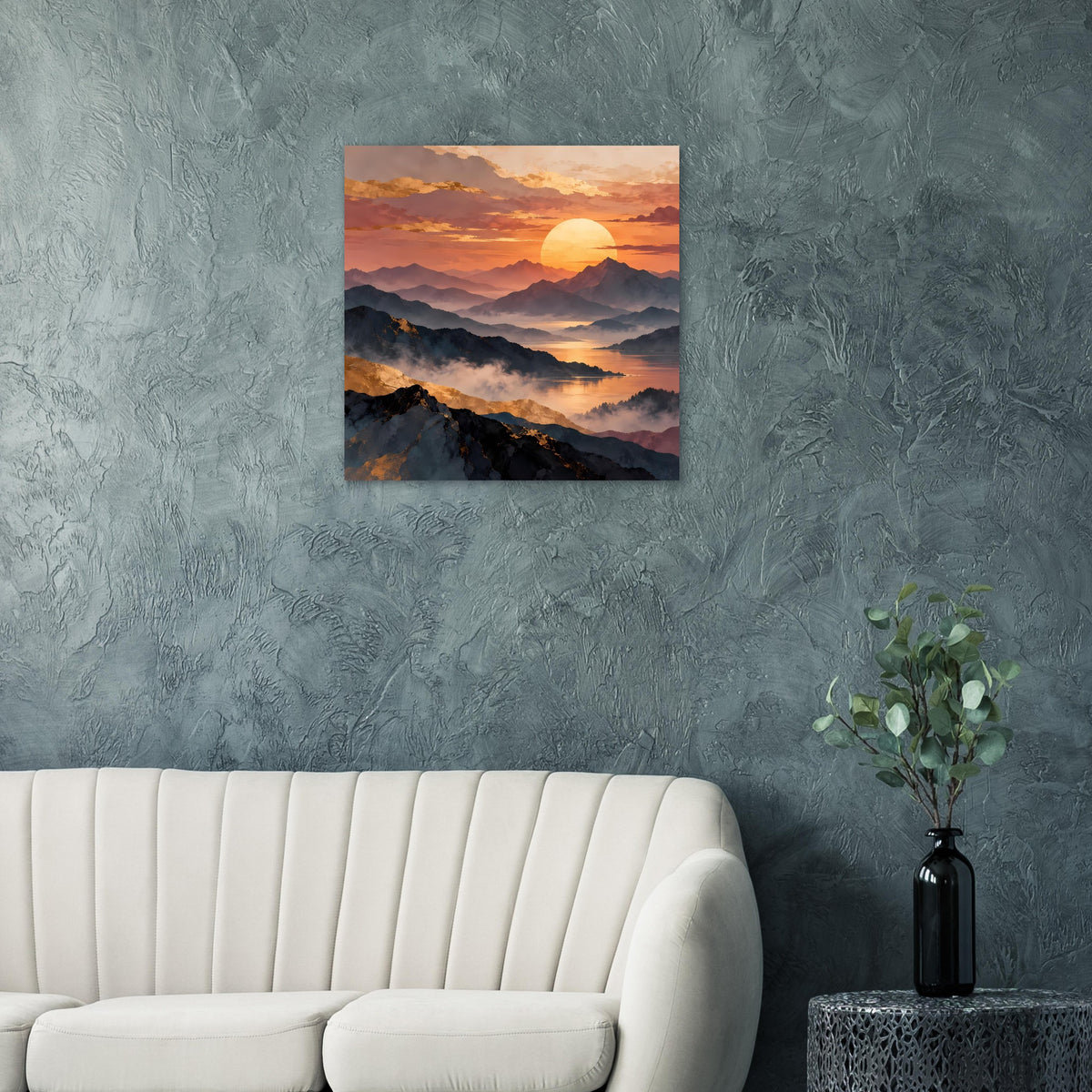Quadratisches Poster mit Sonnenuntergang, Bergsilhouetten und rundem Sonnenball im Dunst.