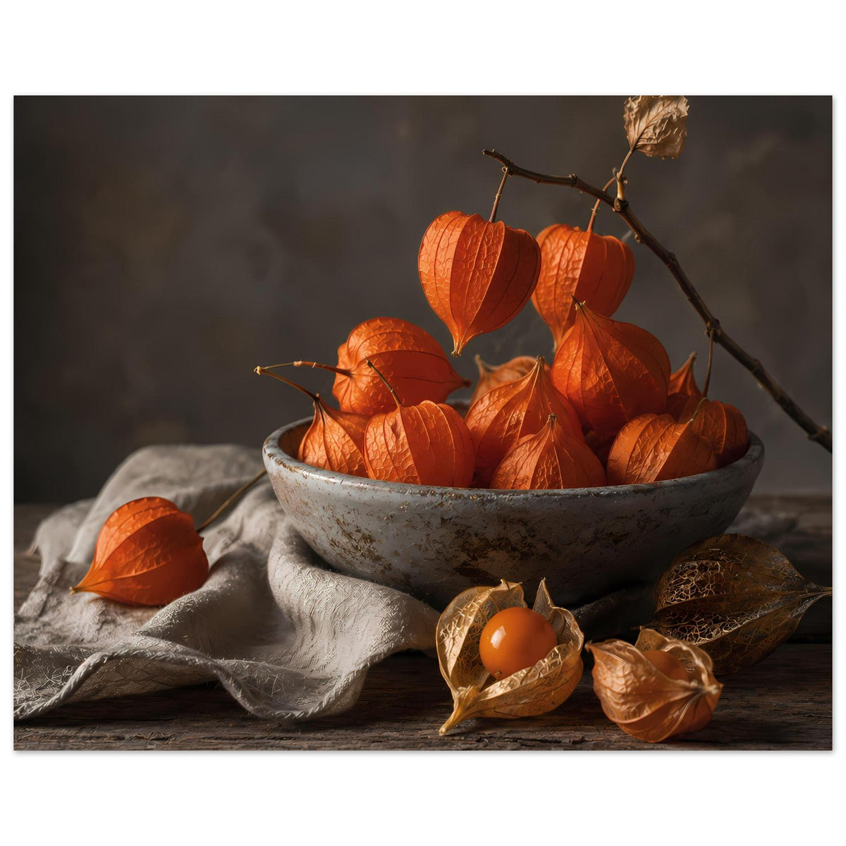 Herbstliches Poster: graue Schale mit orangefarbenen Lampionfrüchten, Zweig und Tuch