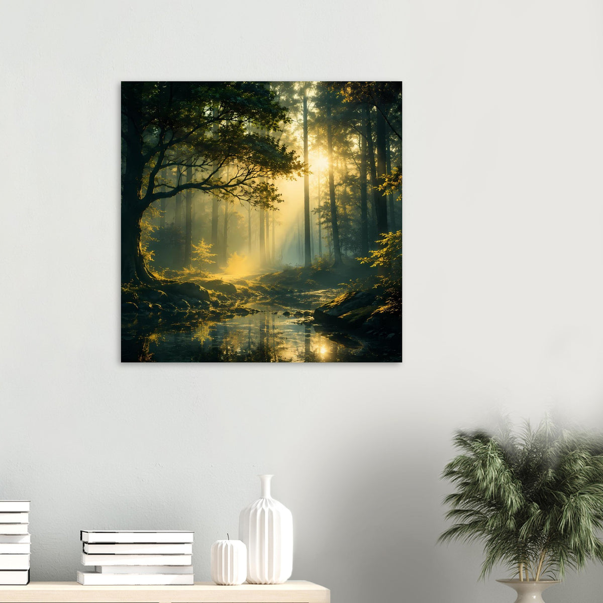 Quadratisches Poster mit Waldlandschaft, Sonnenstrahlen im Nebel und Bachlauf, mattes Papier.