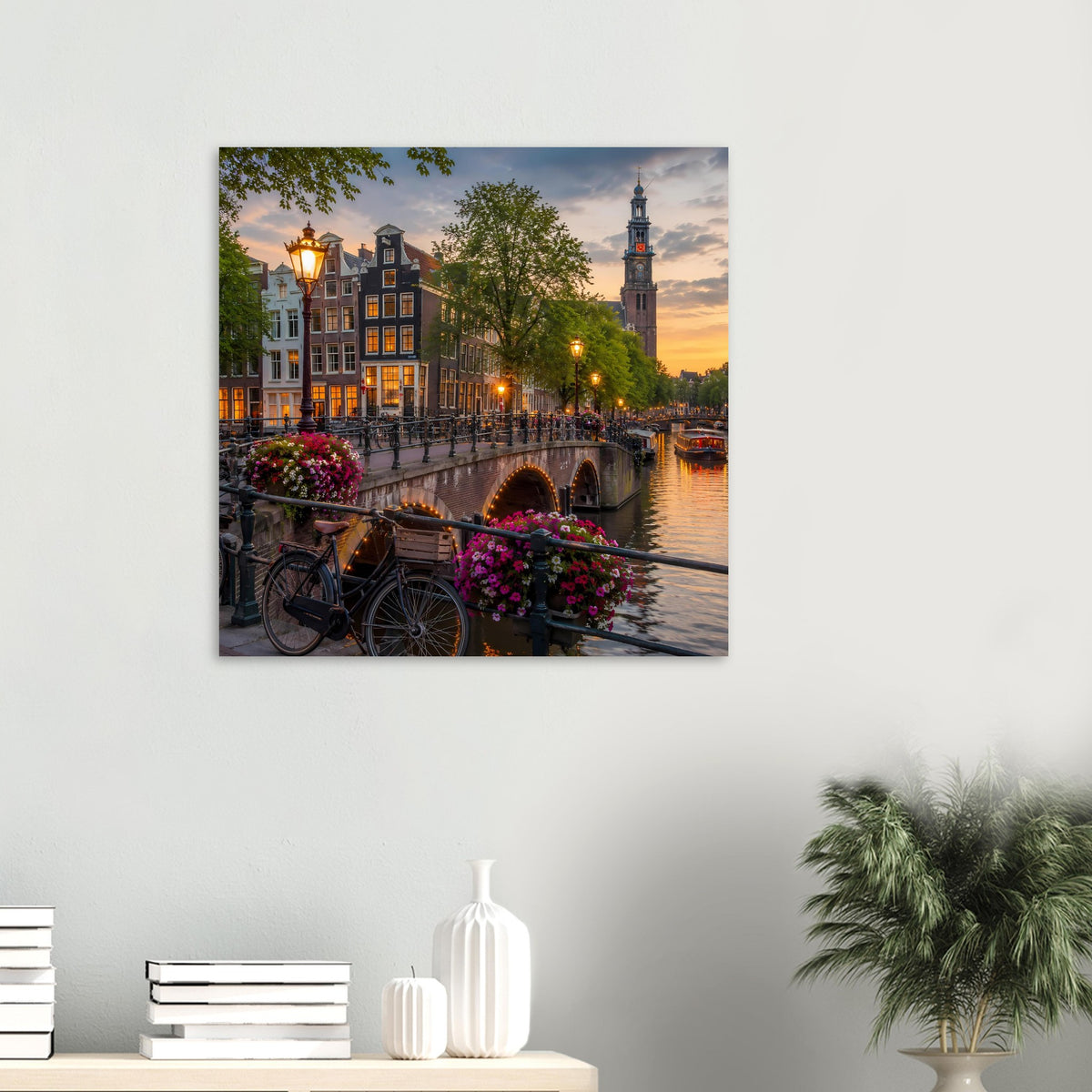 Poster: Amsterdamer Abendlicht am Kanal mit Brücke, Laternen, Glockenturm und Fahrrädern
