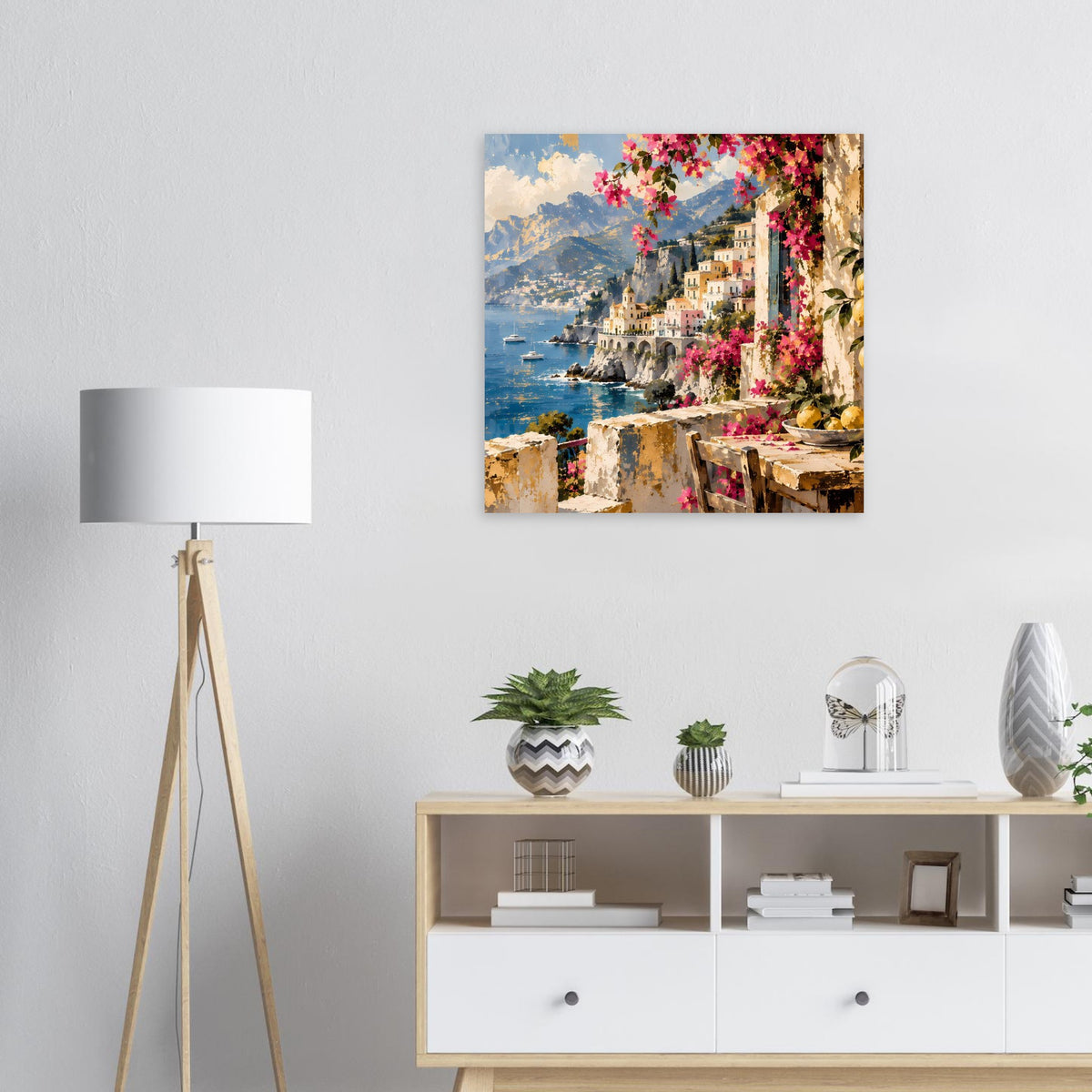 Küsten-Wandposter mit Meerblick, Bergkulisse und farbigen Blüten über dem Ort