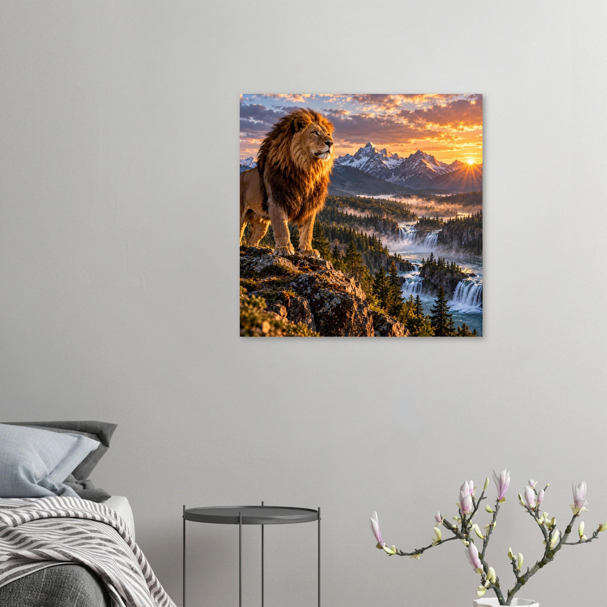 Kleines Poster im Querformat: brüllender Löwe am Felsen mit Sonnenaufgang im Gebirge