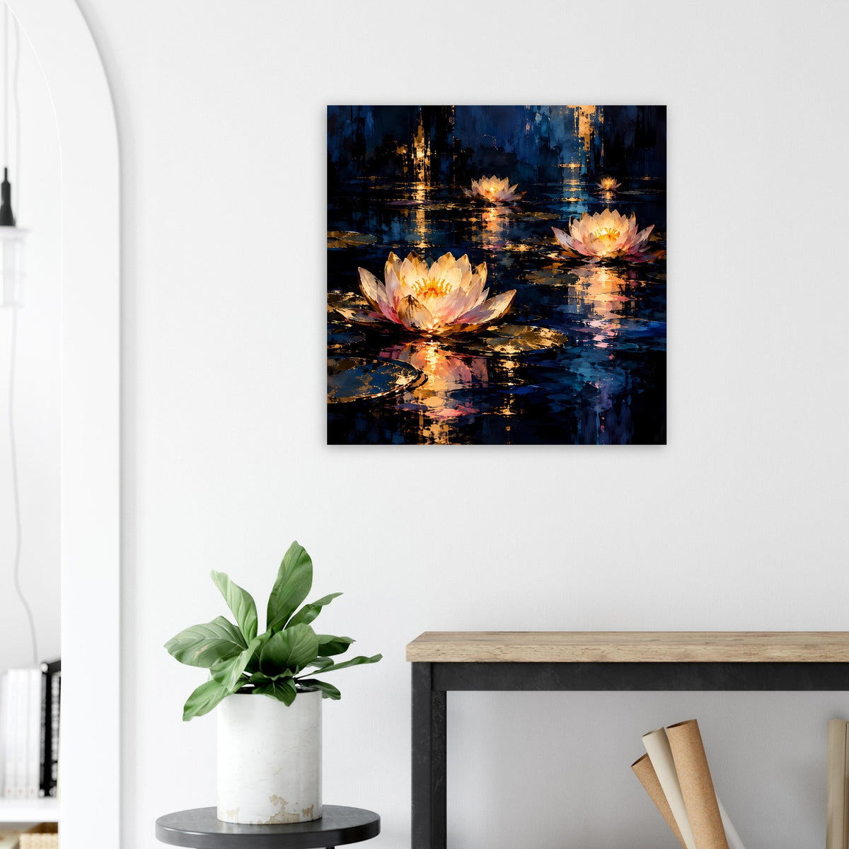 Quadratisches Blumenposter mit Seerosen und Wasserreflexen in Dunkelblau und Gold
