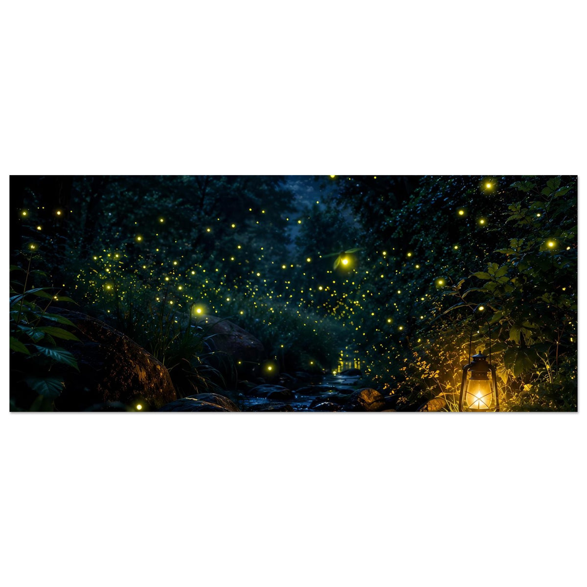 Horizontales Poster: Waldnacht mit Glühwürmchen-Lichtern, Bachlauf und Laterne