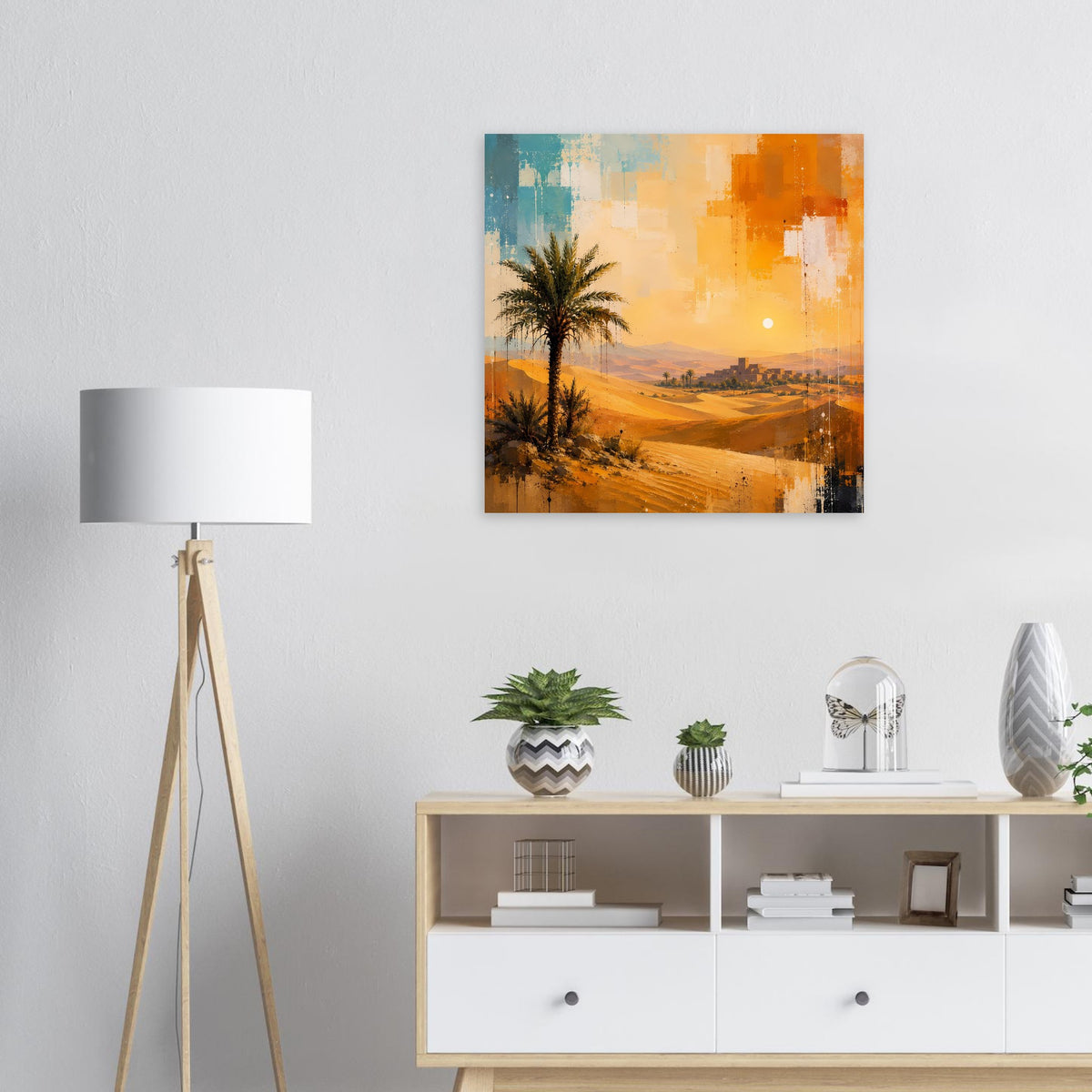 Wandposter mit Wüstenlandschaft, Palmen und Sonnenuntergang in warmen Orange- und Blautönen