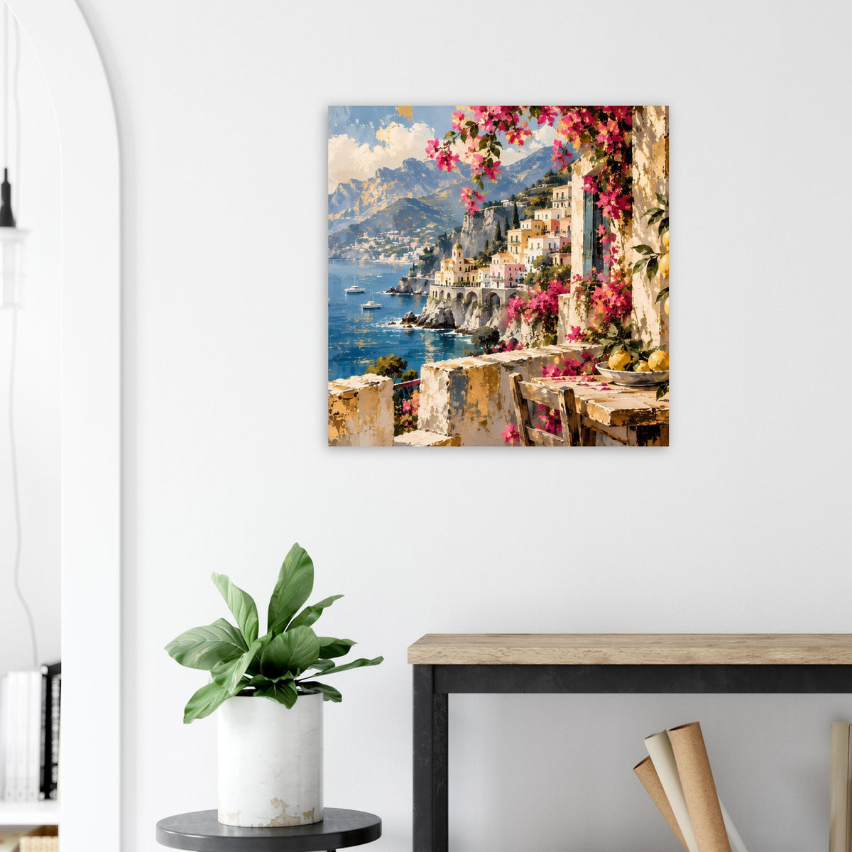 Wandposter mit Küstenort am Meer, Bergen und farbigen Blüten im Sonnenschein