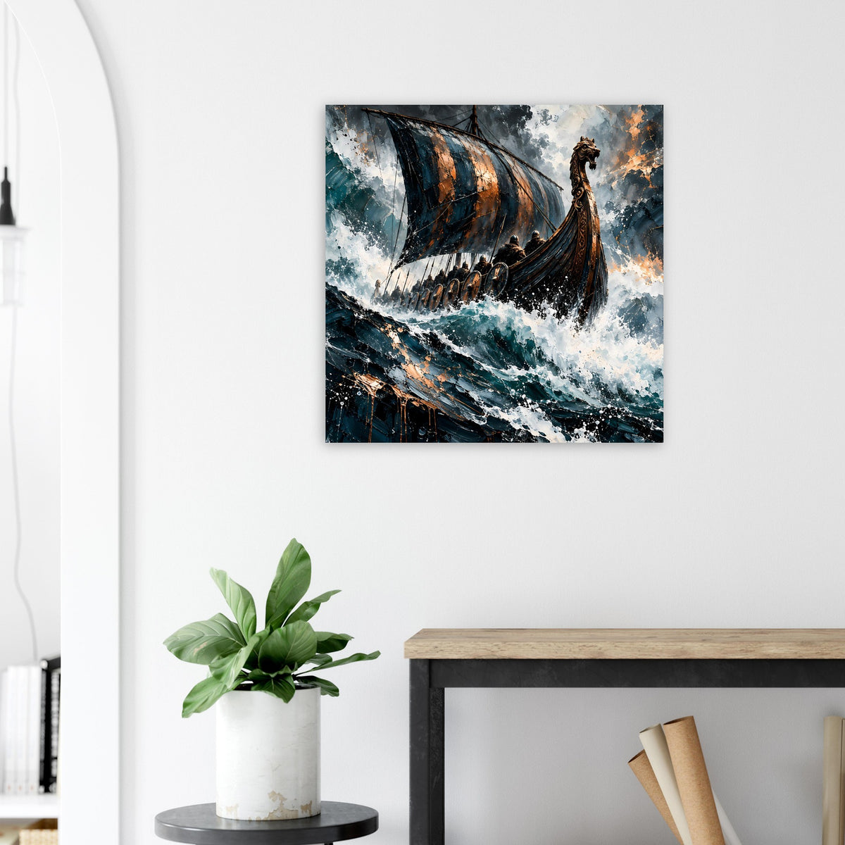 Quadratisches Poster zeigt Wikinger-Longship im Meer mit dunklem Segel und Spritzwasser