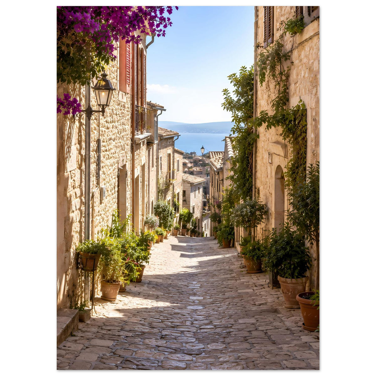 Vertikales Poster: mediterrane Gasse mit Steinpflaster, Blütenzweigen und begrünten Fassaden