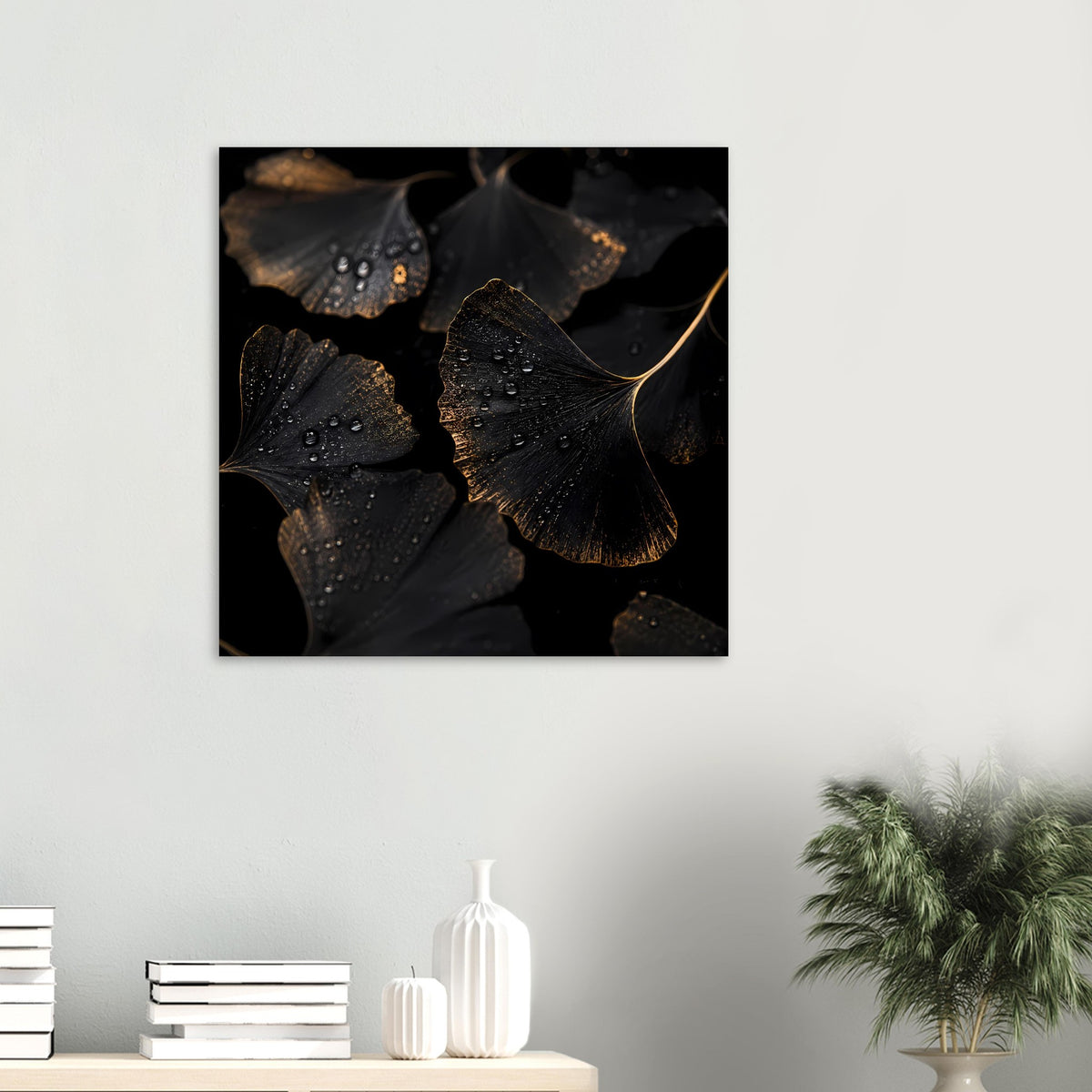 Ginkgo-Blatt-Poster mit schwarzen Blättern, goldener Umrandung und Wassertropfen