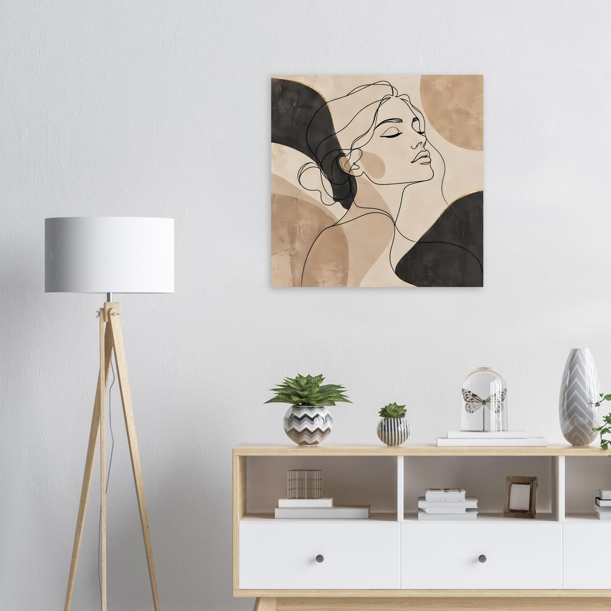 Quadratisches Kunstposter mit Linienzeichnung eines Frauenprofils in Beige und Schwarz.