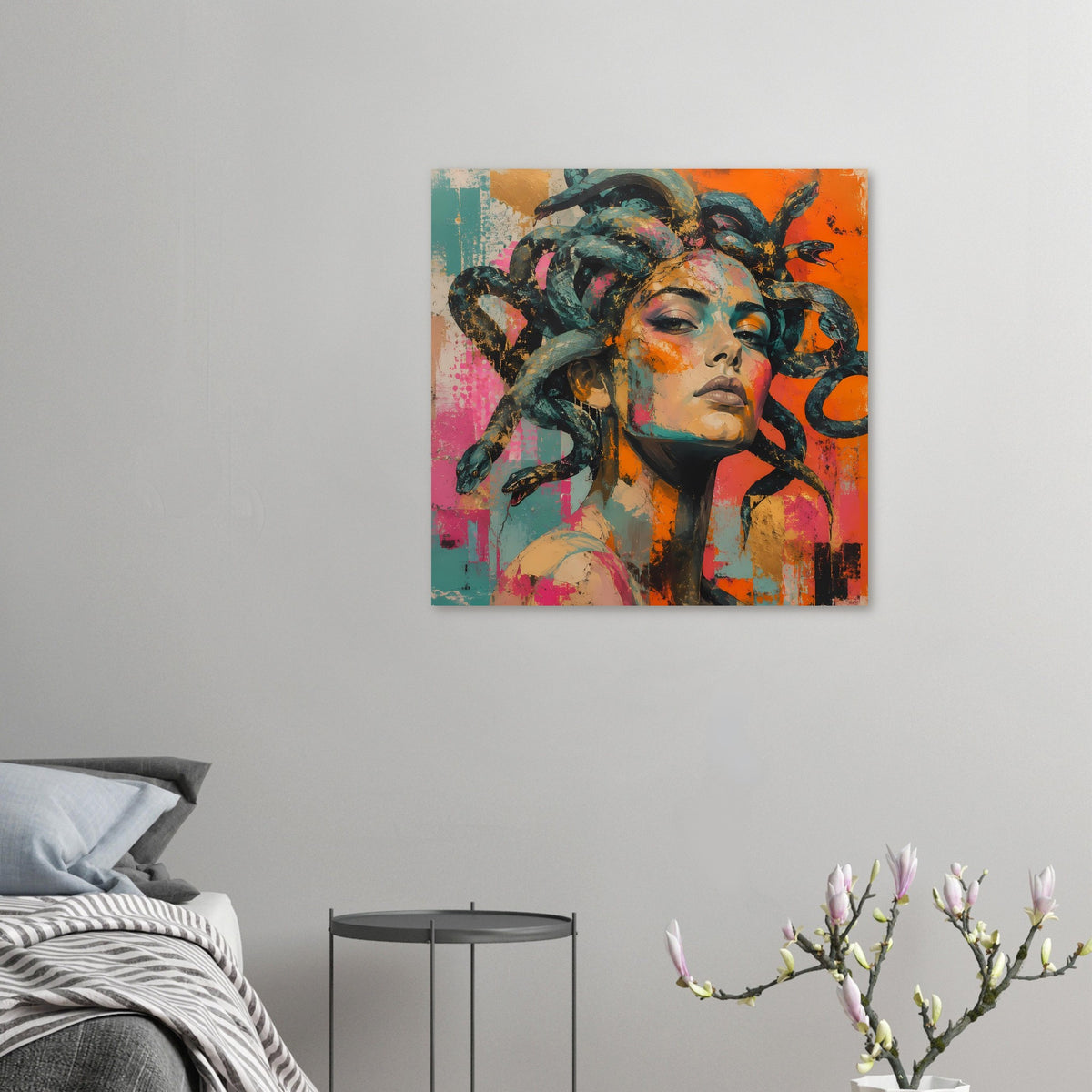 Quadratischer Poster-Kunstdruck mit Medusa im Farbverlauf und leuchtend gemustertem Schlangenhaar