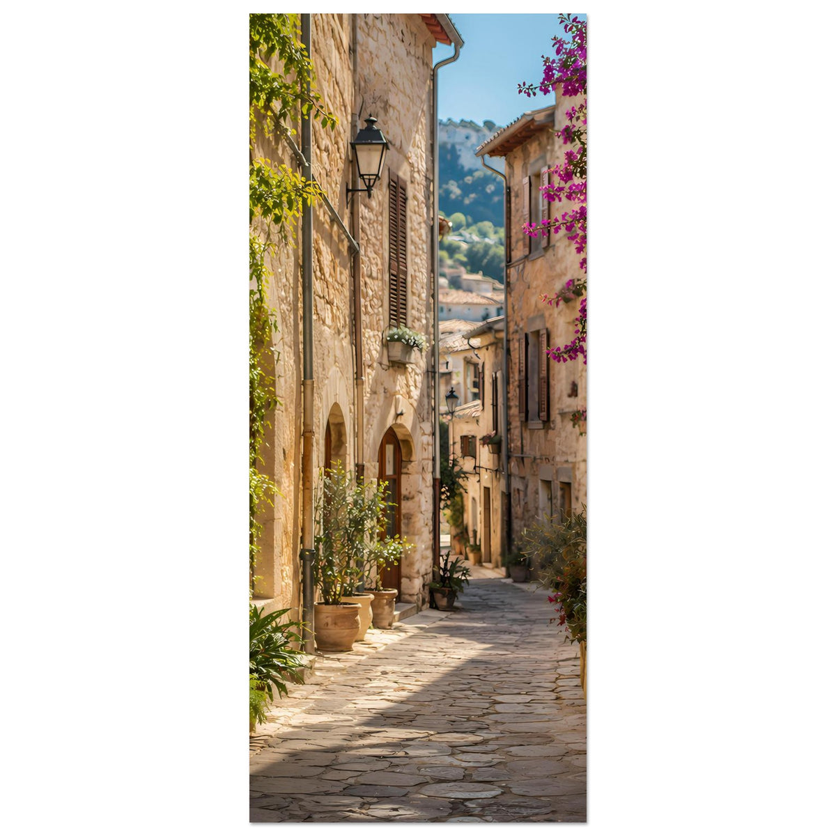 Mediterranes Poster im Hochformat: schmale Gasse mit Steinmauern, Grünpflanzen und lila Blüten.