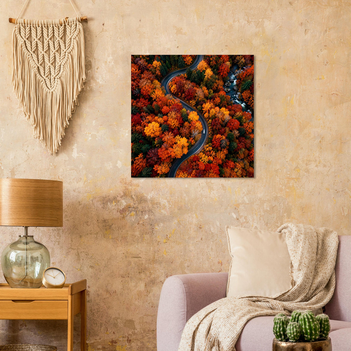 Premium-Poster mit kurviger Straße zwischen bunten Herbstbäumen in Orange und Gelb