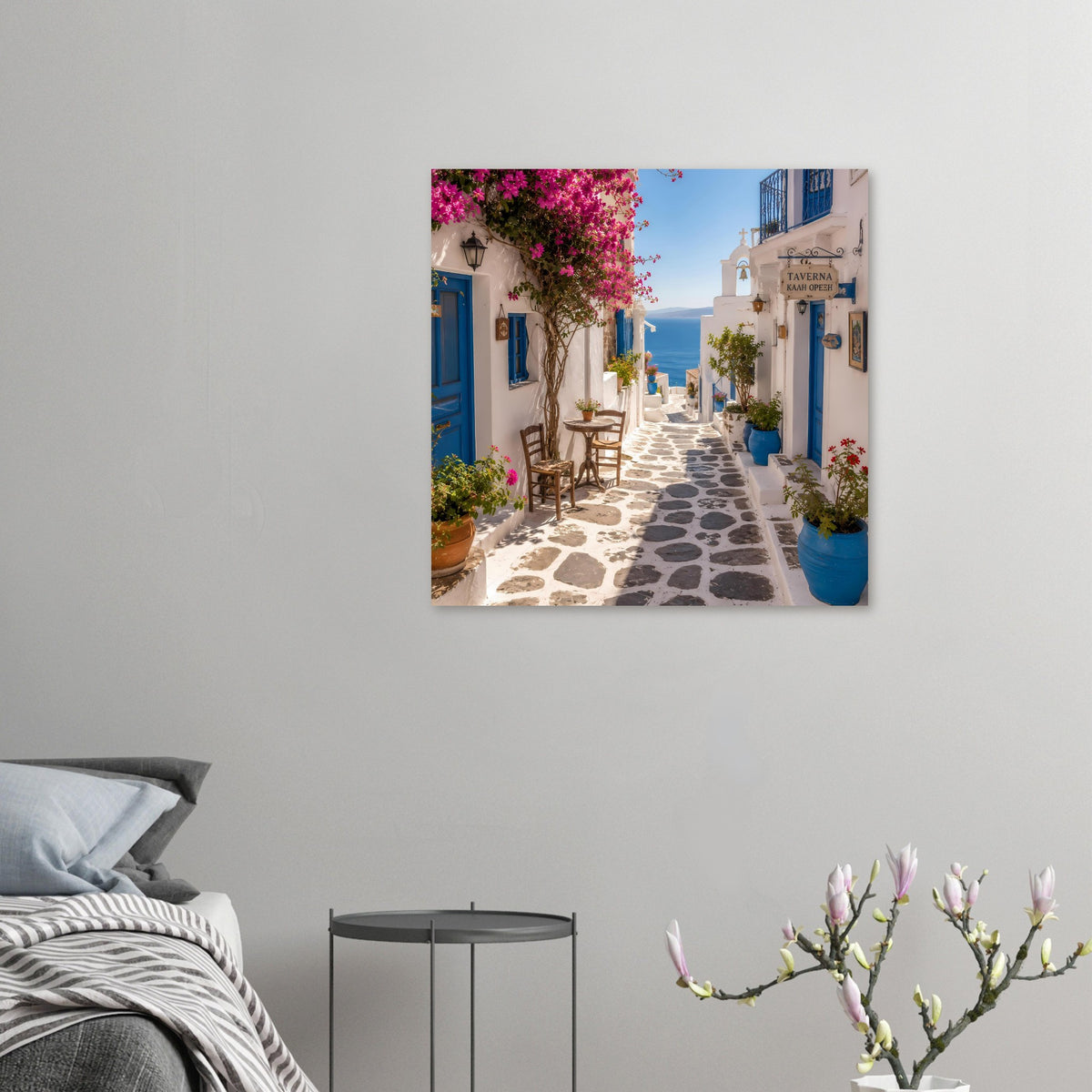Poster an der Wand, mediterrane Gasse mit rosa Bougainvillea und blauen Türen
