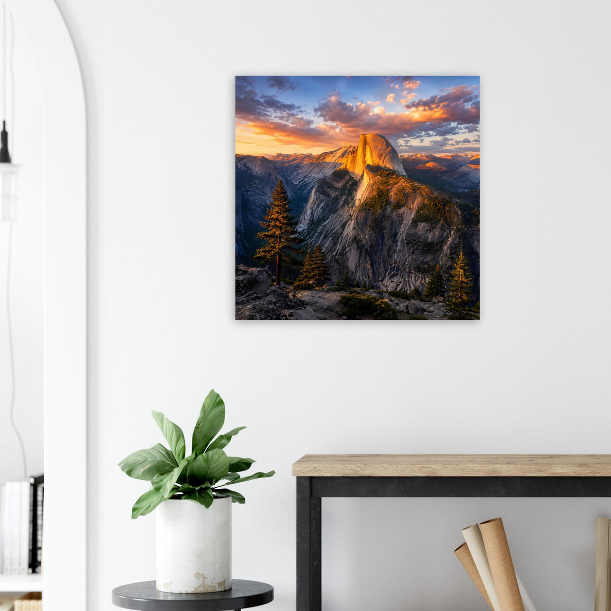 Quadratisches Poster mit dramatischer Bergszene im Sonnenuntergang, orangefarbener Himmel