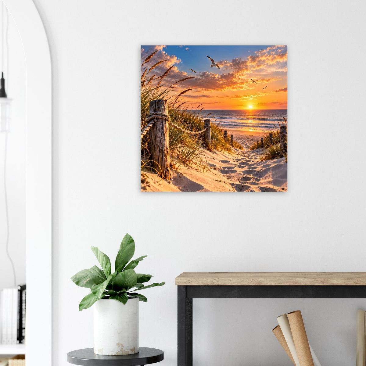 Poster mit Strandpfad, Dünenzaun und Sonnenuntergang über dem Ozean