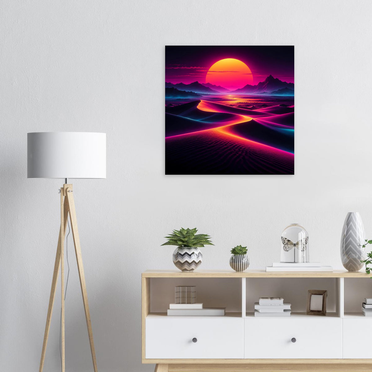 Quadratisches Poster mit Neon-Sonnenuntergang: orange Sonne, violette Berge, leuchtender Weg