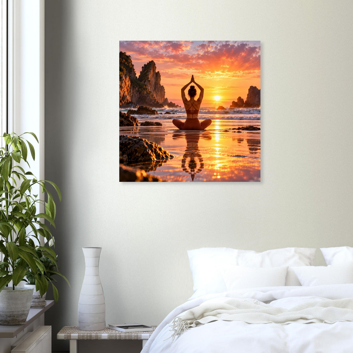 Quadratisches Wandposter mit meditierender Silhouette am Strand bei Sonnenuntergang