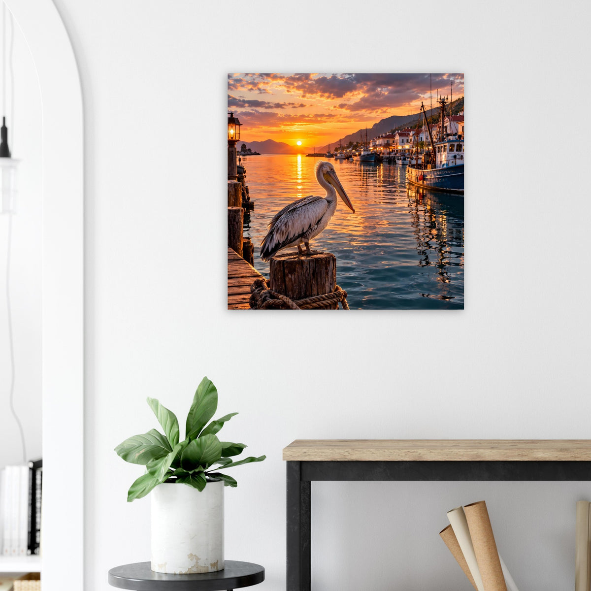 Wandposter mit Pelikan auf Holzpfahl im Sonnenuntergangshafen, warme Sonnenstrahlen