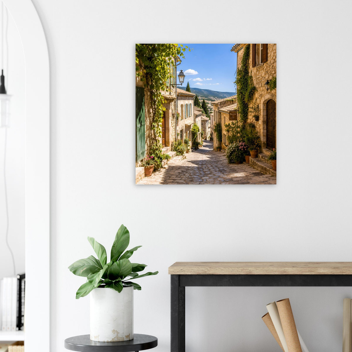 Wandposter mit Blick in eine mediterrane Gasse zwischen Steingebäuden
