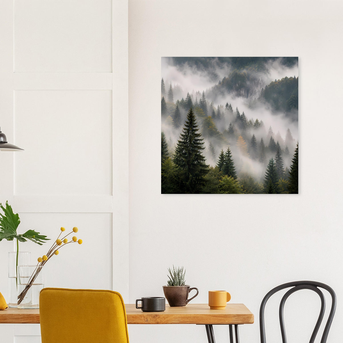 Quadratisches Poster: bewaldete Hügel im Nebel, Tannen im Vordergrund, schwarz gerahmt