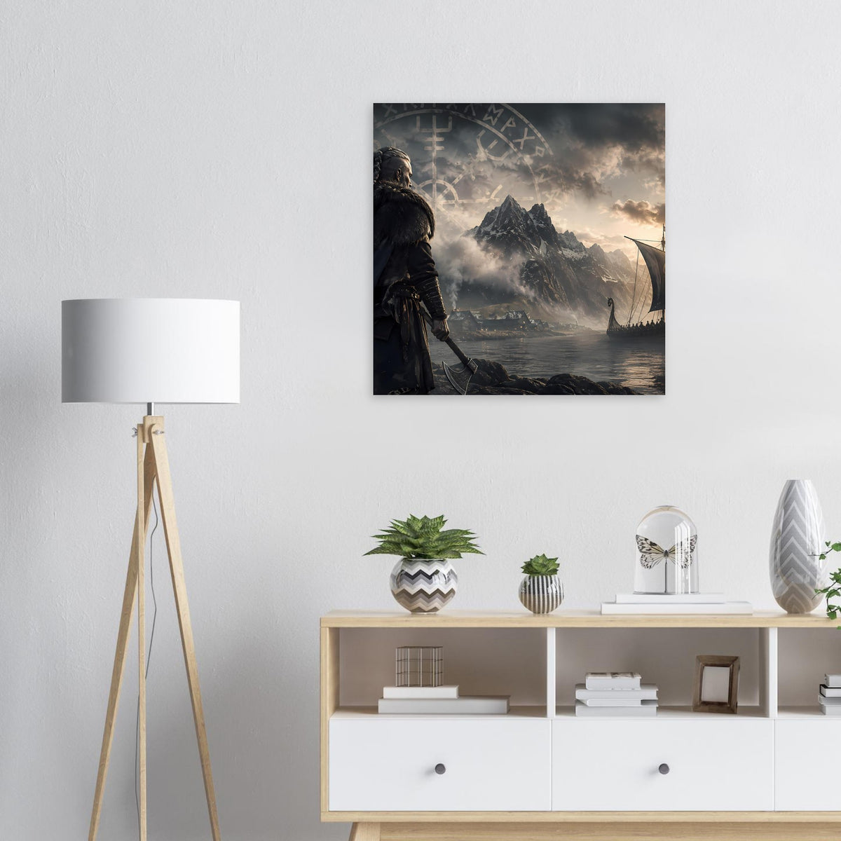 Wandposter mit Wikingerkrieger, Langschiff und Runenbogen über Fjord und Bergen