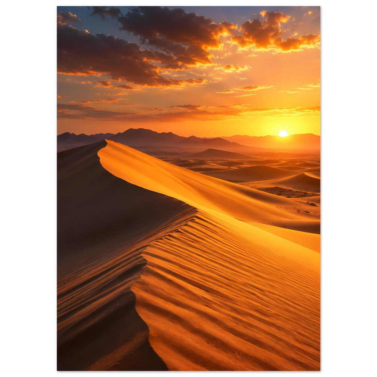 Poster mit Wüsten-Sanddünen bei Sonnenuntergang, große Sonne rechts und orange Wolken