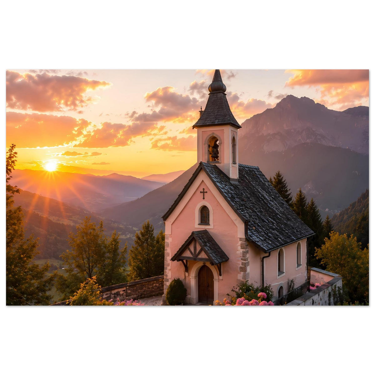Querformat-Landschaftsposter mit weißer Kapelle im Sonnenuntergang, Berge und Blumenbeet