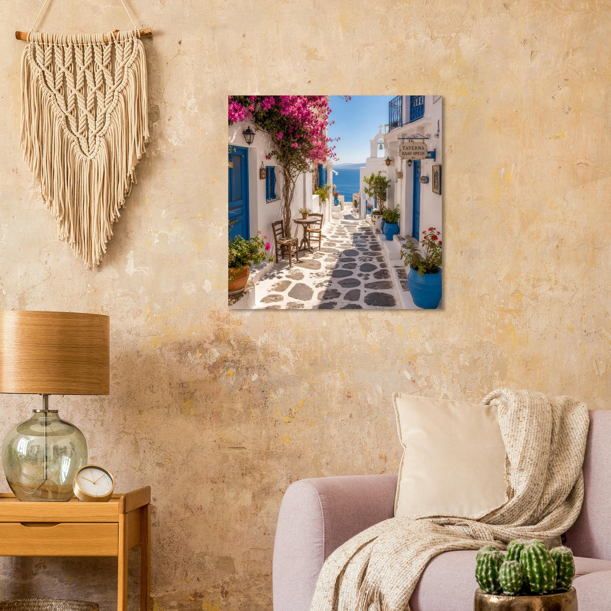 Wandposter mit mediterraner Straße, blauen Fassaden und pinken Blütenzweigen