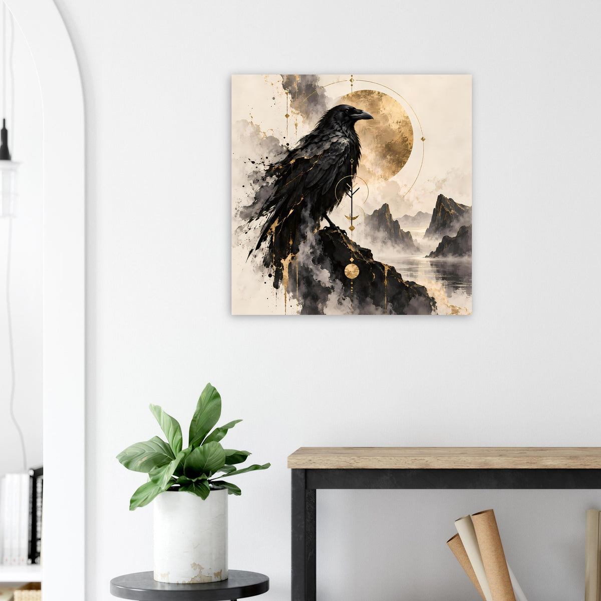 Wandposter mit schwarzem Raben vor rundem Mondschein und goldenen Tropfenakzenten