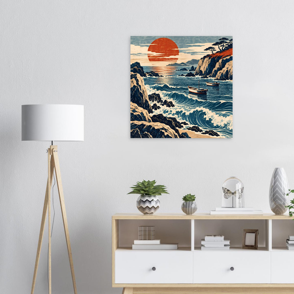 Quadratisches Wandposter mit roter Sonne über dramatischen Meerwellen und Klippen