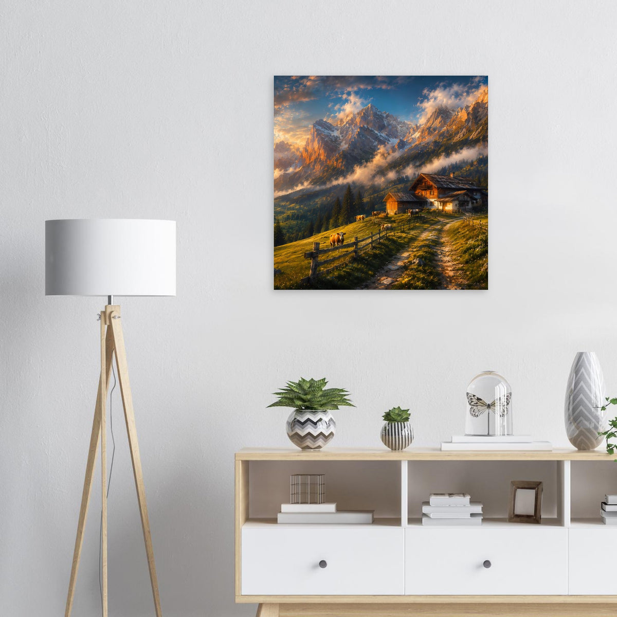 Wandposter mit Almhütte im Tal, Bergkamm und beleuchteten Wolken am Abend