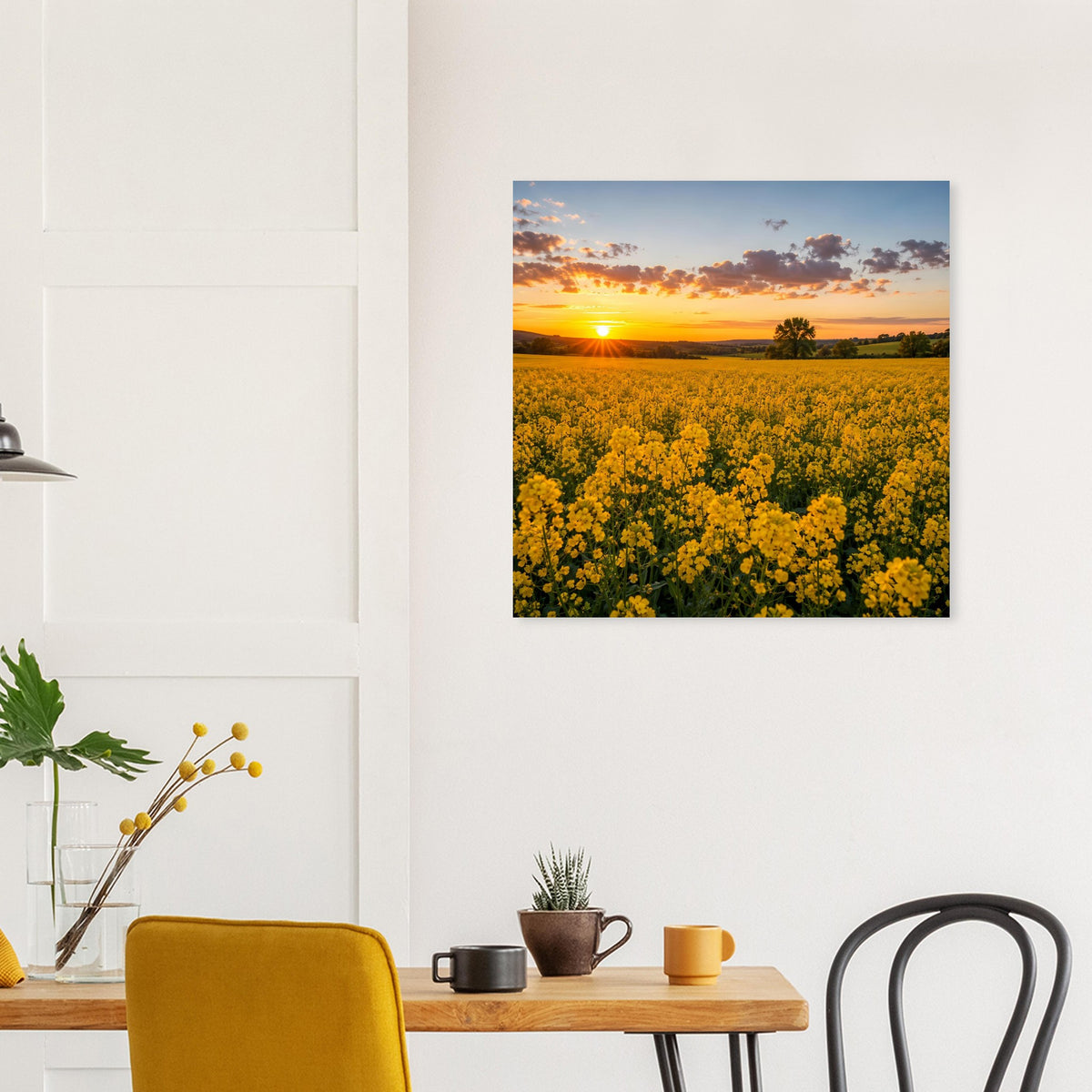 Quadratisches Landschaftsposter mit gelbem Blütenmeer und orangefarbener Abendsonne