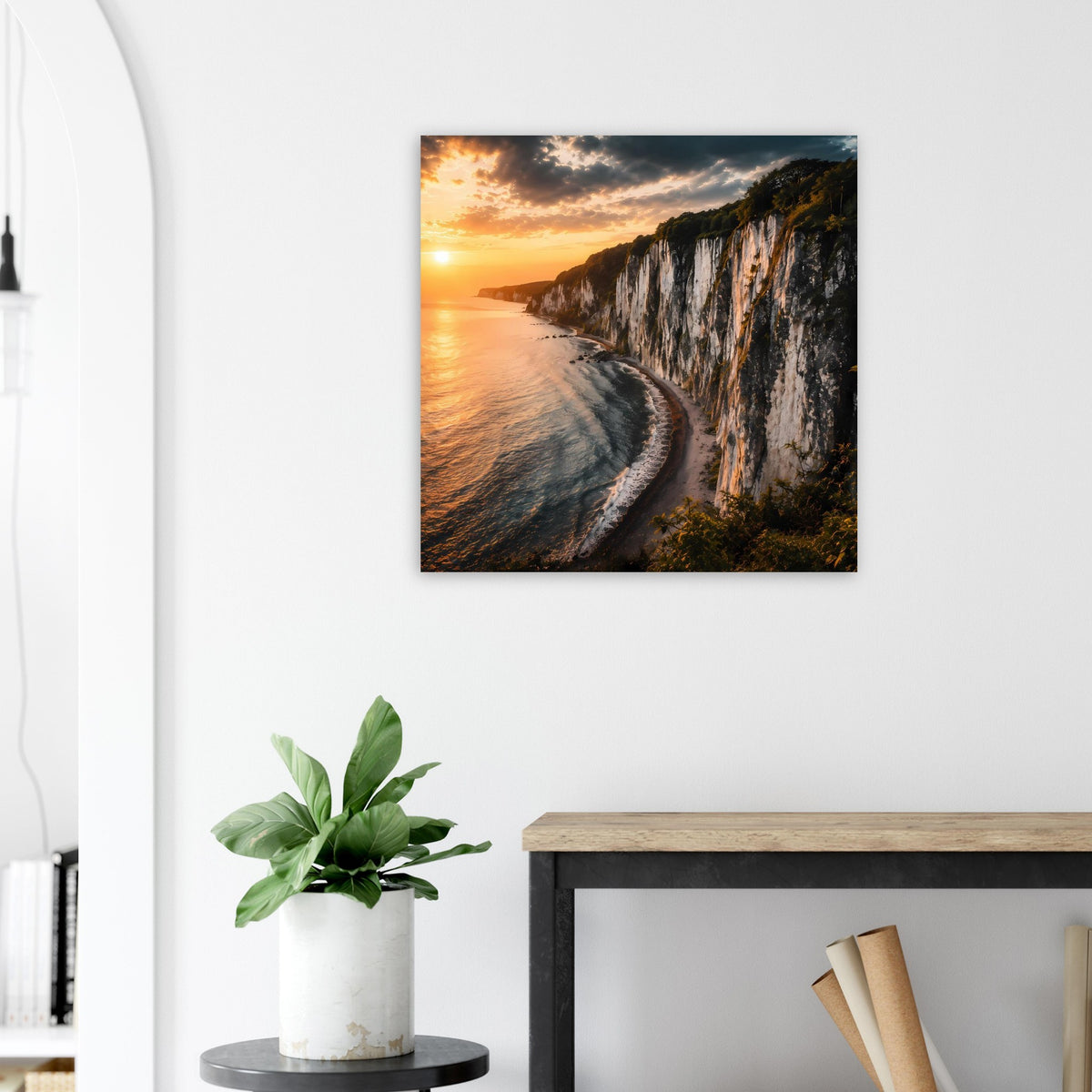 Poster mit geschwungener Strandbucht und Steilküste im Abendsonnenlicht