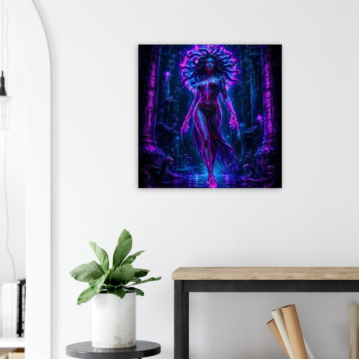 Gerahmtes Poster mit neonfarbener Medusa im Tempel, violett beleuchtet