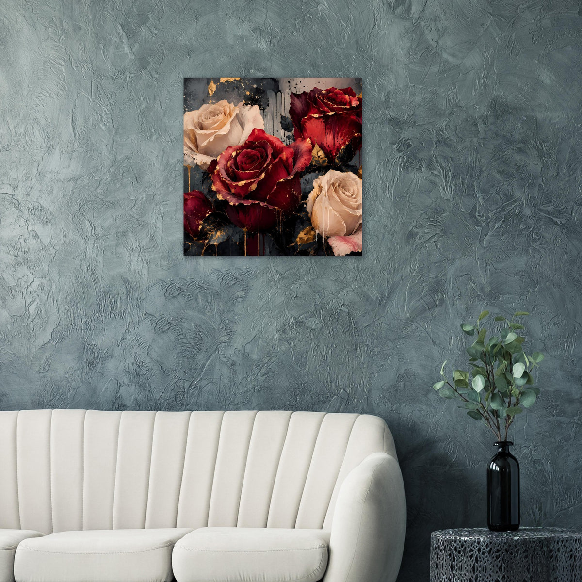 Quadratisches Kunstposter mit cremefarbenen und bordeauxroten Rosen, goldene Sprenkel im Bild