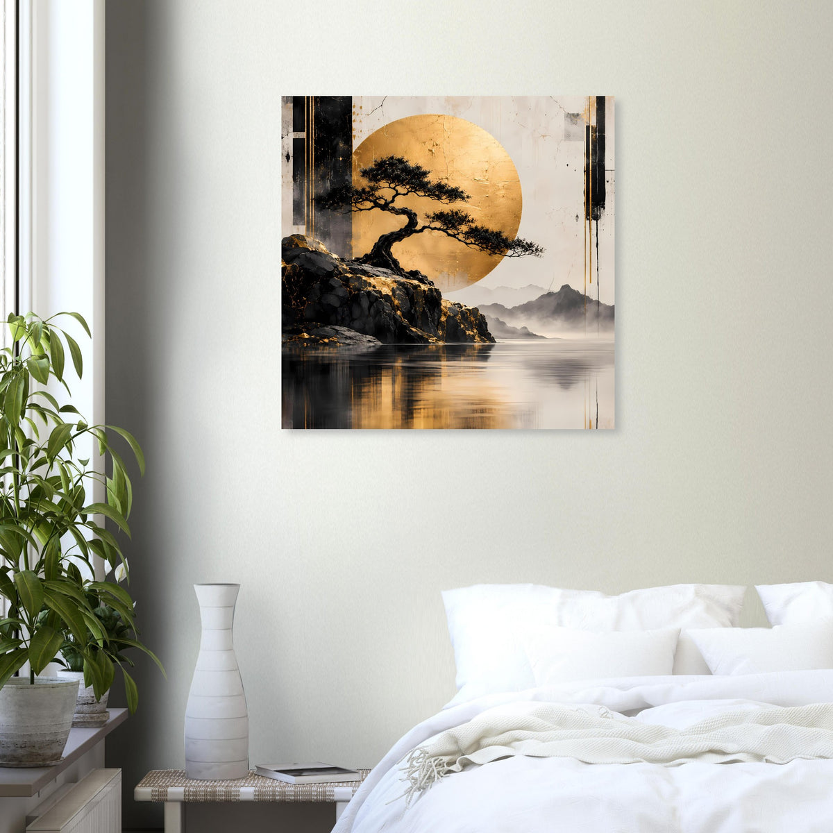 Poster mit goldenem Mond, Silhouette eines Baums und Bergkulisse mit Spiegelung