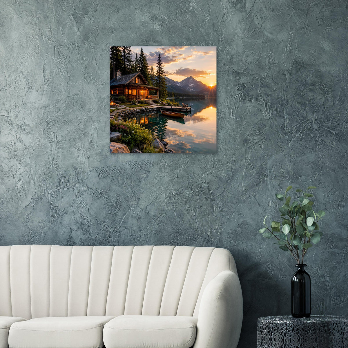 Wandposter mit Holzhaus am See bei Sonnenuntergang, Waldsilhouetten und Spiegelung