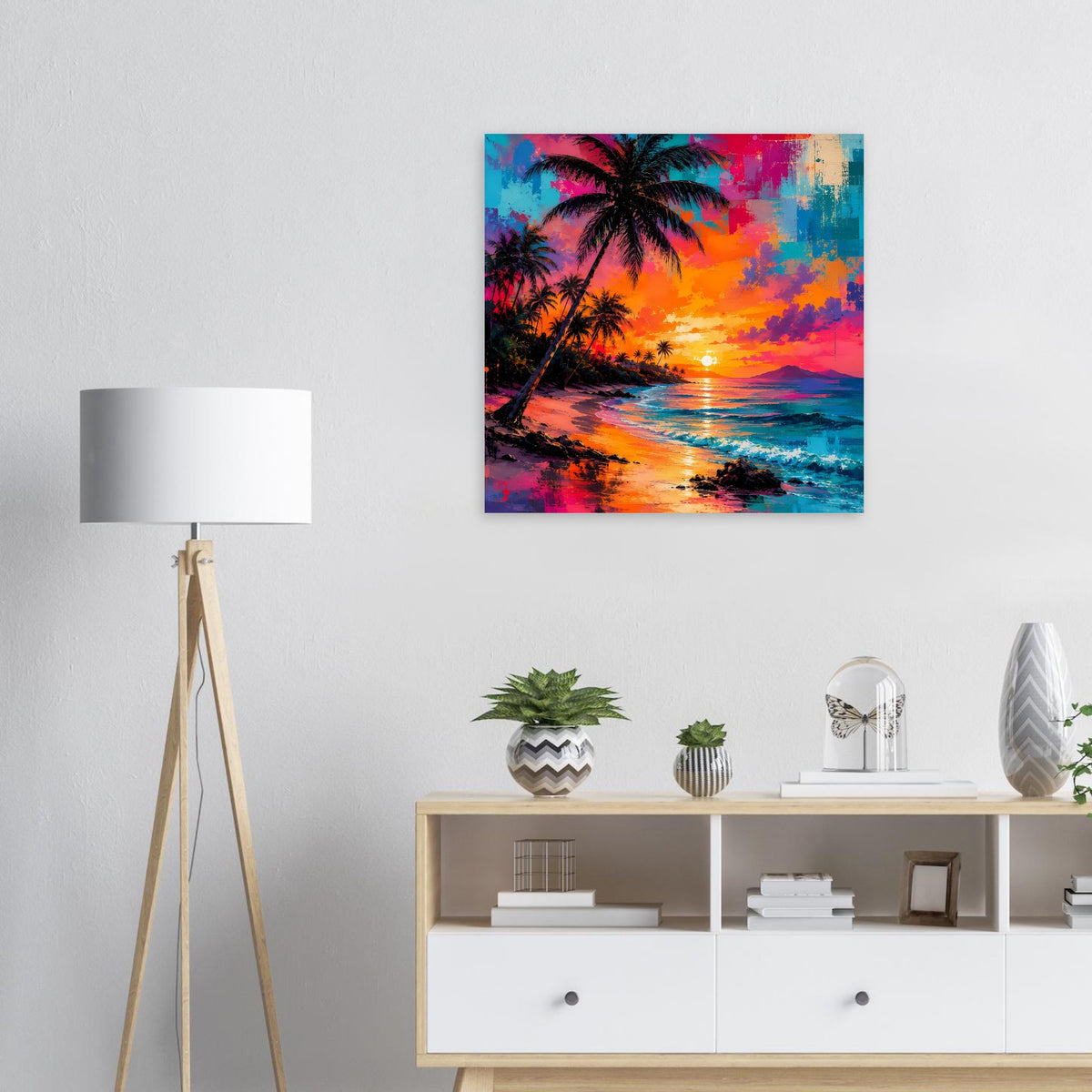 Quadratisches Poster: Palmen vor buntem Neon-Sonnenuntergang über dem Wasser.
