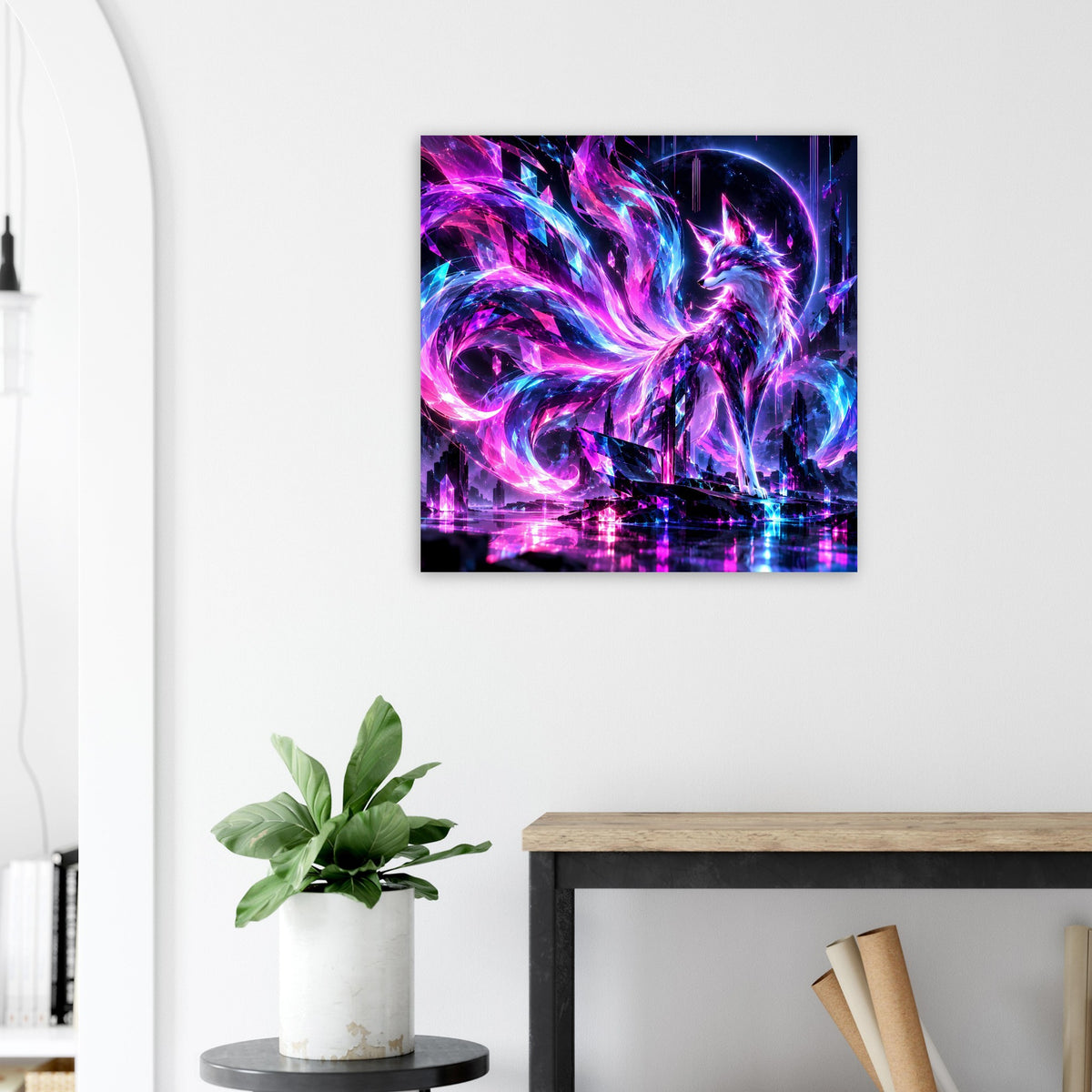 Quadratisches Fantasy-Poster mit Neon-Fuchs in purpurblauen, funkelnden Lichtwirbeln