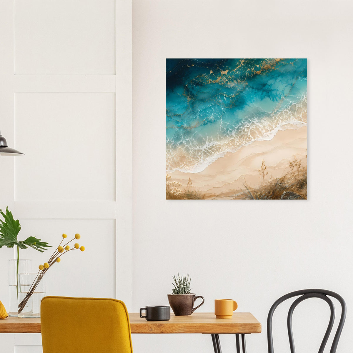Küstenposter mit türkisblauen Wasserflächen, schäumender Küste und gold-beigem Himmel