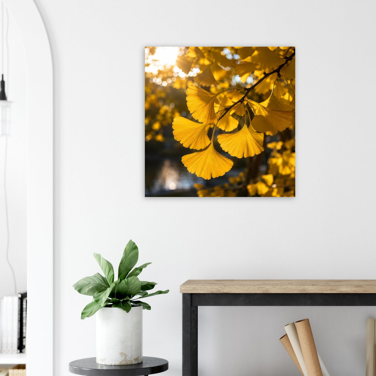 Quadratisches Poster mit goldenen Ginkgoblättern am Ast, schwarz gerahmt