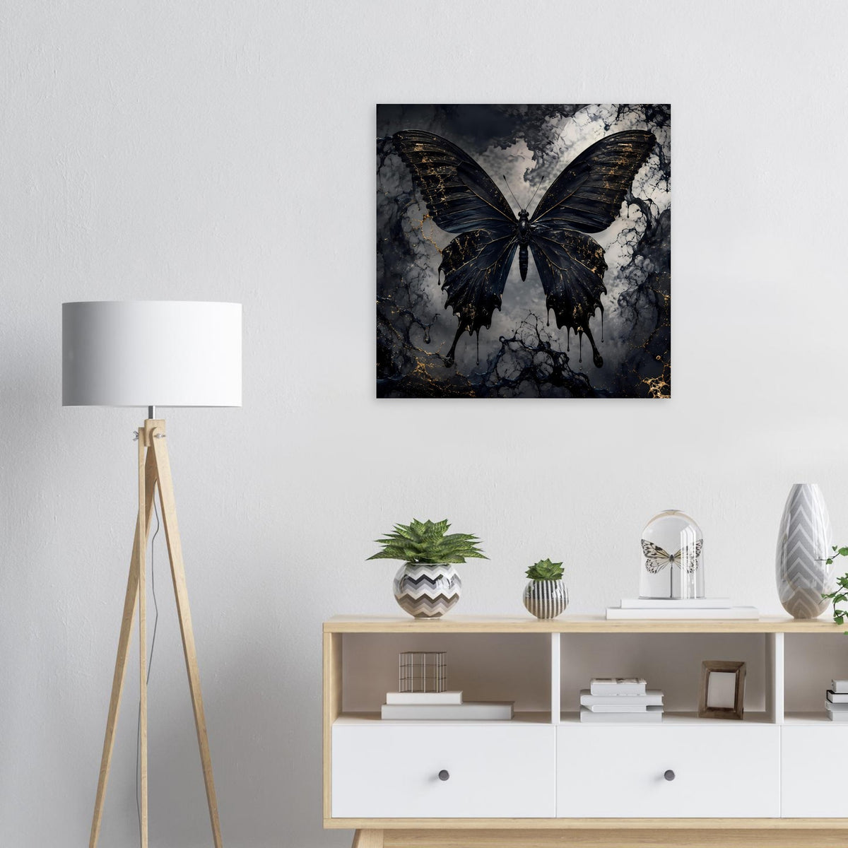 Poster mit schwarzem Schmetterling und goldenen Adern, frontal, rechteckig im Rahmen