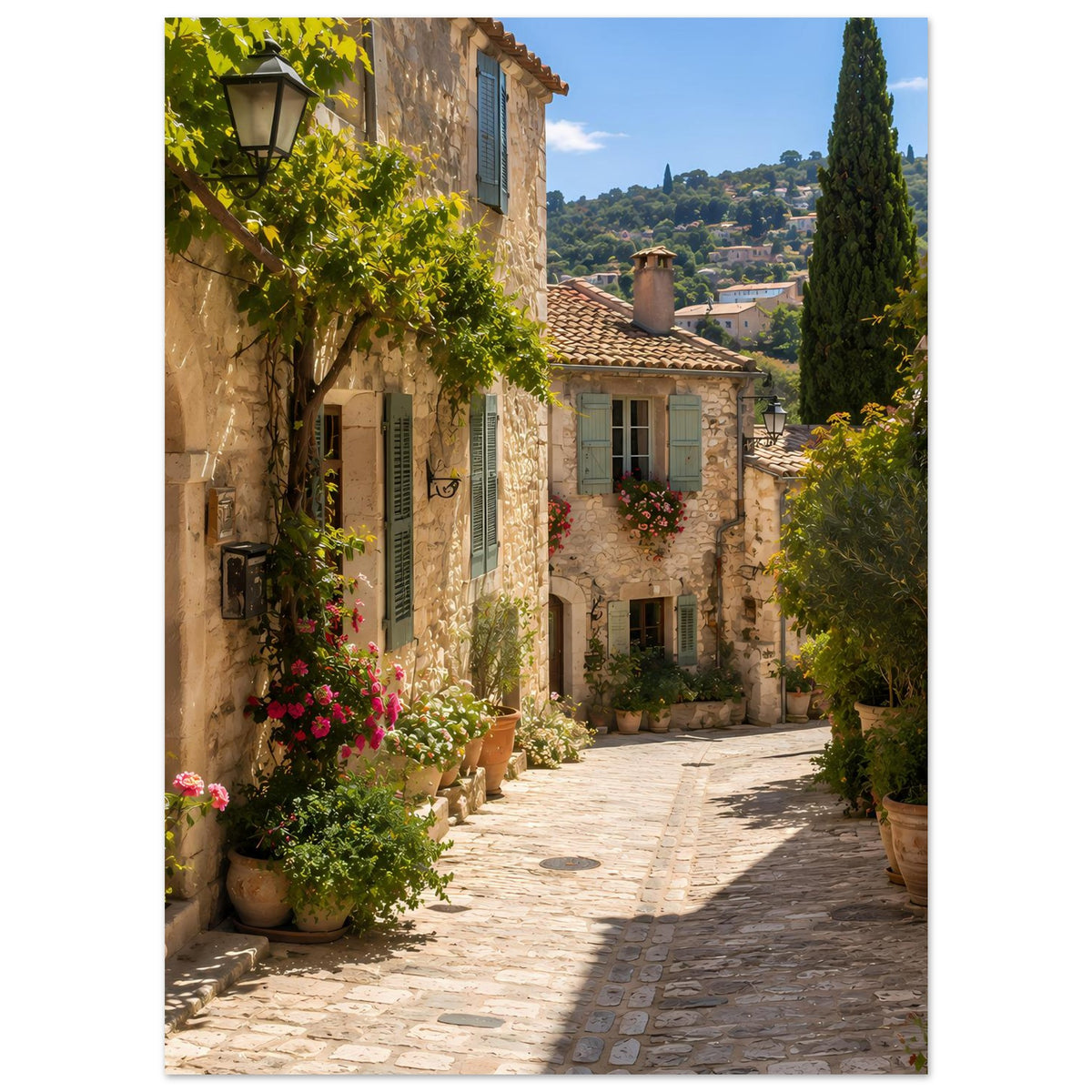 Vertikales Poster: sonnige Provence-Gasse zwischen Natursteinhäusern, Blumen und Zypresse