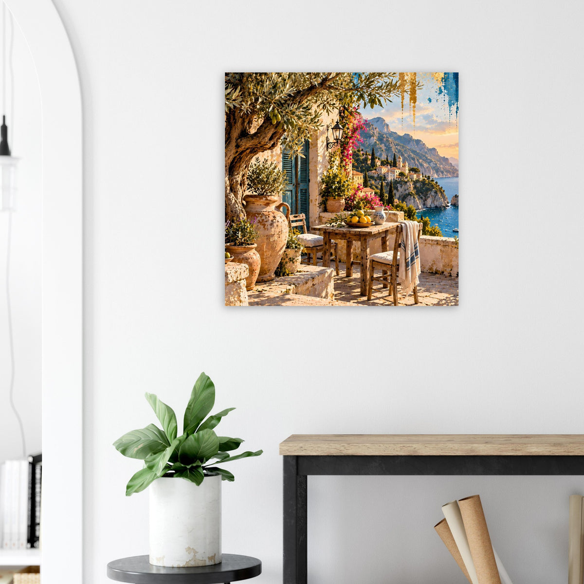 Quadratisches Poster: sonnige Felsbucht mit gedecktem Tisch, Blumen und Sonnenuntergang