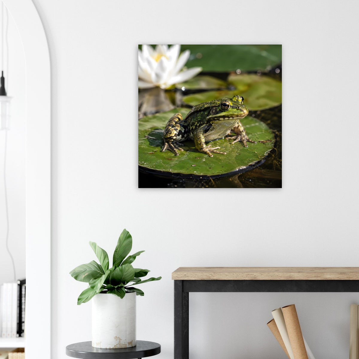 Poster mit Frosch auf Seerosenblatt, Nahaufnahme im Querformat, schwarz gerahmt
