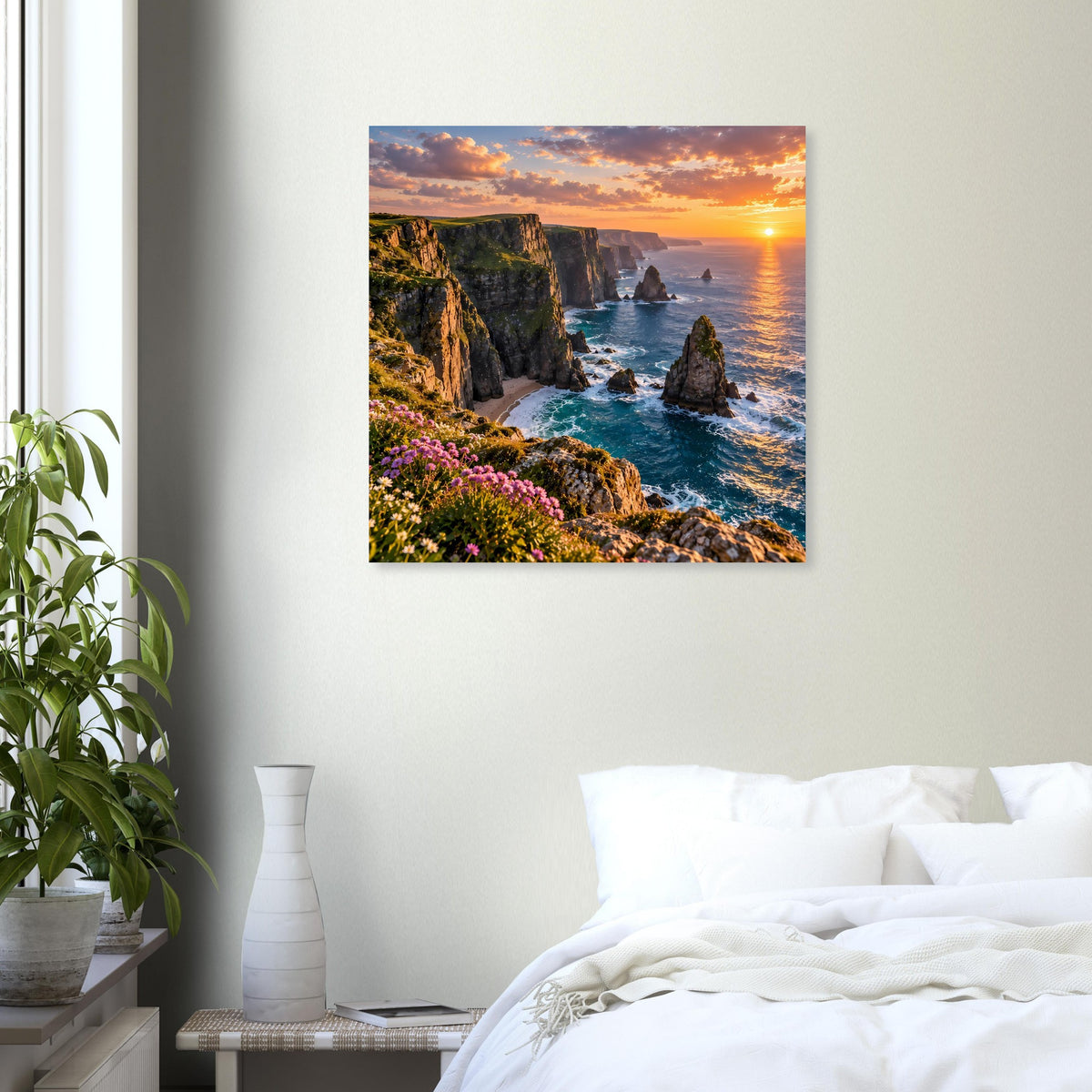 Gerahmtes Poster mit Küstenfelsen, Sonnenuntergang und Blumenmeer am Strand